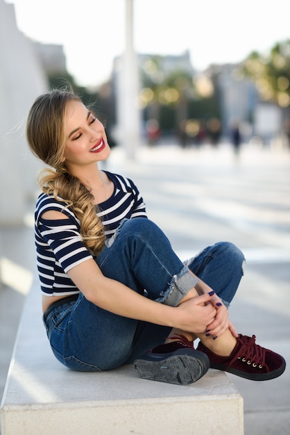 Jeans Mädchen jung Straße fröhlich