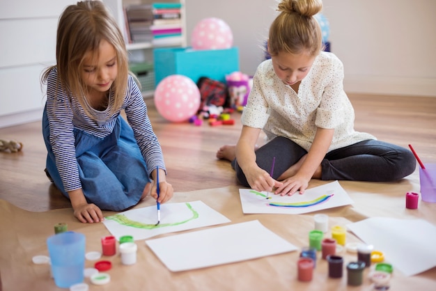 Kostenloses Foto jedes mädchen konzentriert sich auf seine eigene arbeit