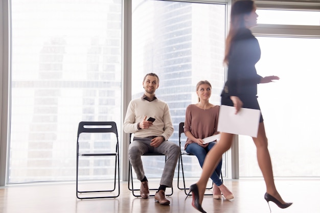 Kostenloses Foto jobkandidaten, die sich über weibliche konkurrenten freuen, die nach einem erfolglosen interview gehen