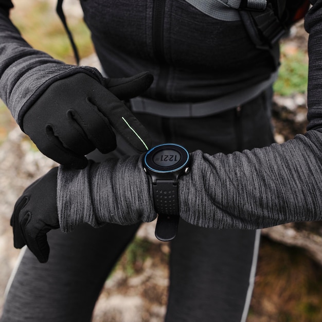 Joggerin, die die Smartwatch betrachtet