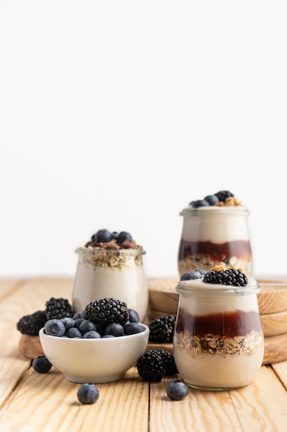 Joghurt der Vorderansicht mit Blaubeeren und Brombeeren