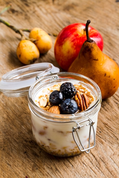 Joghurt des hohen winkels mit schwarzwald trägt nüsse und früchte früchte