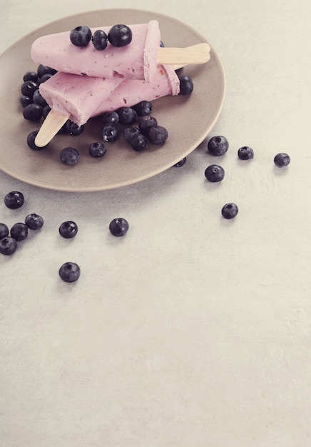 Joghurt Eis am Stiel mit Blaubeeren