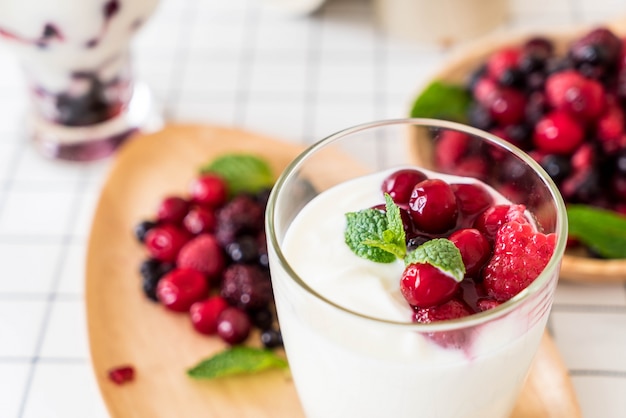 Kostenloses Foto joghurt mit gemischten beeren