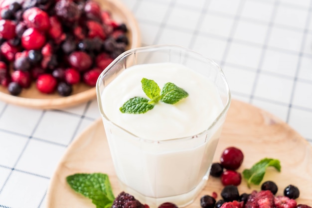 Joghurt mit gemischten Beeren