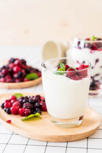 Joghurt mit gemischten Beeren