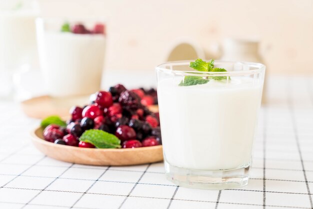 Joghurt mit gemischten Beeren