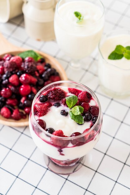 Joghurt mit gemischten Beeren