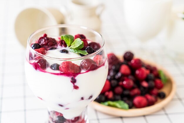 Joghurt mit gemischten Beeren