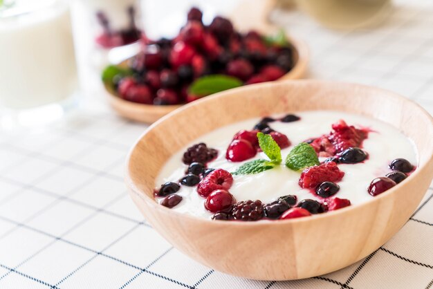 Joghurt mit gemischten Beeren