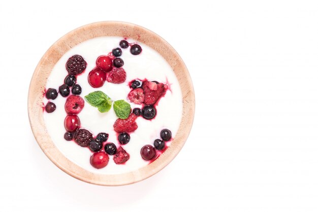 Joghurt mit gemischten Beeren