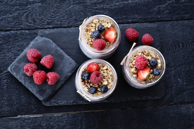 Joghurt mit Haferflocken und Beeren in Gläsern