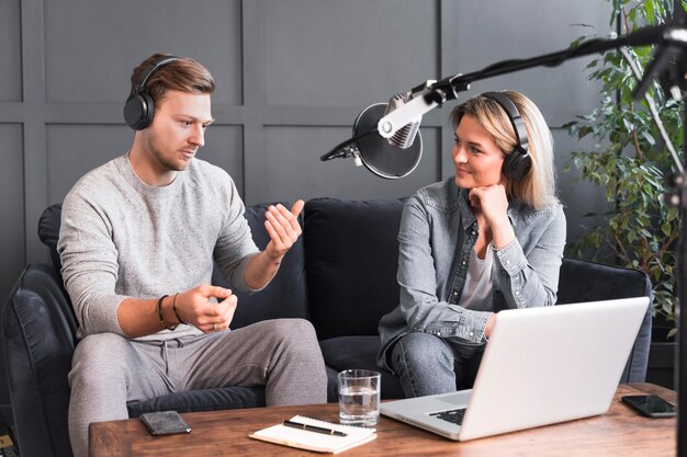 Journalismus-Interview im Büro