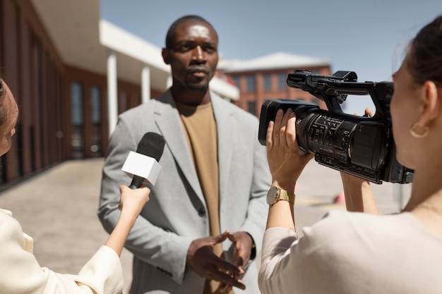 Journalist, der einem Mann ein Interview gibt