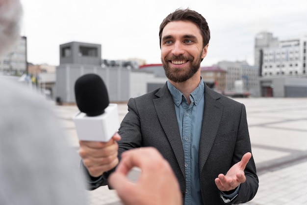 Journalist, der einem Mann ein Interview gibt