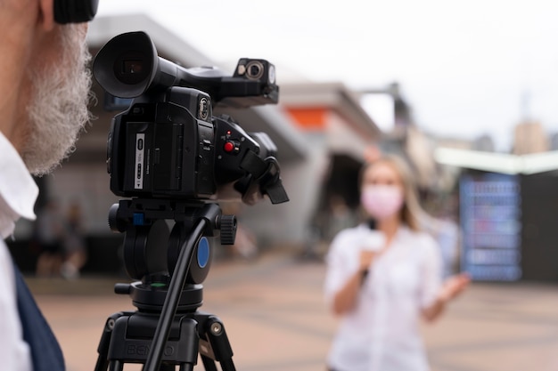 Journalistin, die draußen die Nachrichten erzählt