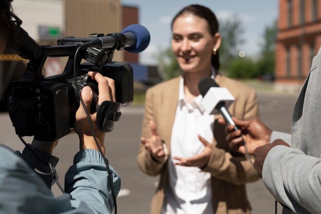 Journalistin, die ein Interview mit einer Frau führt