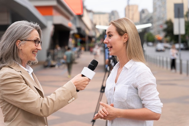 Journalistin, die ein Interview mit einer Frau führt