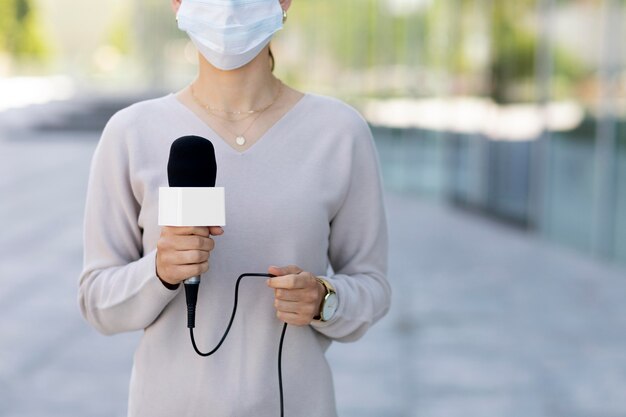 Journalistin mit medizinischer Maske