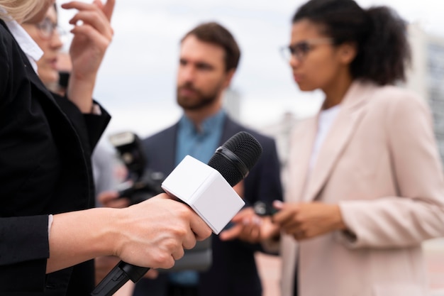 Journalistisches Interview für Nachrichten im Freien