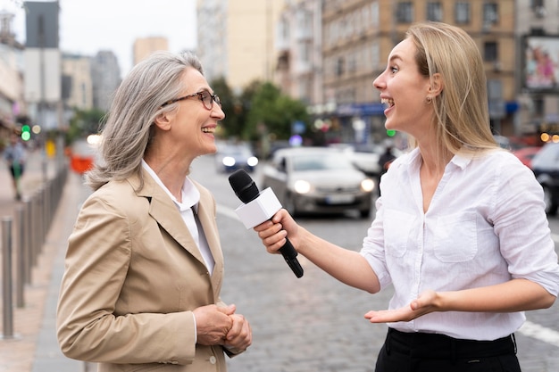 Journalistisches Interview für Nachrichten im Freien