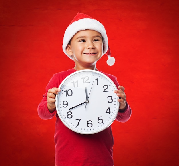 Joyful Kind mit einem Hut Weihnachten und eine große Uhr