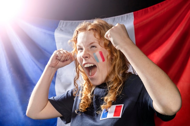 Kostenloses Foto jubelnde frau mit französischer flagge