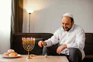 Kostenloses Foto jude mann feiert einen heiligen tag