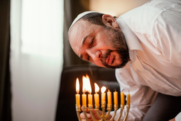 Kostenloses Foto jude mann feiert einen heiligen tag