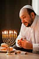 Kostenloses Foto jude mann feiert einen heiligen tag