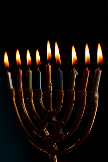 Jüdisches menorah der Nahaufnahme mit dem Kerzenbrennen