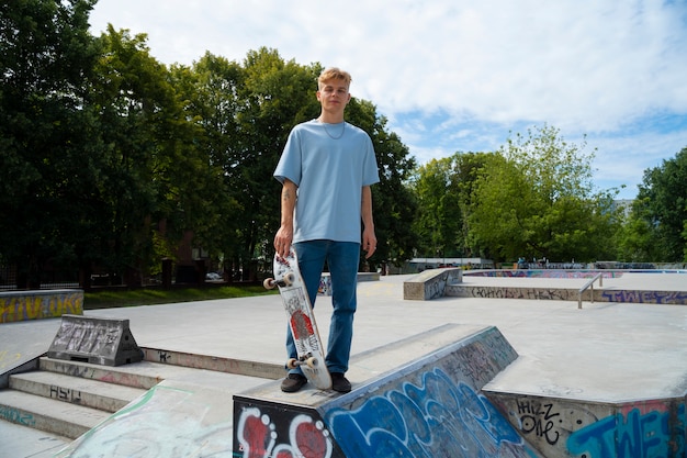 Jugendlich haltenes Skateboard der Vorderansicht