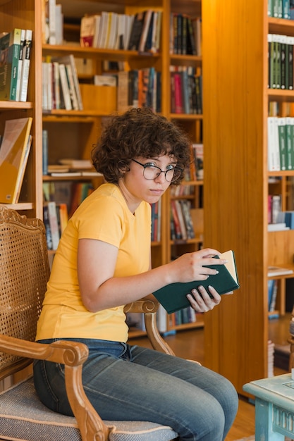 Jugendlich Mädchenlesung in der netten Bibliothek