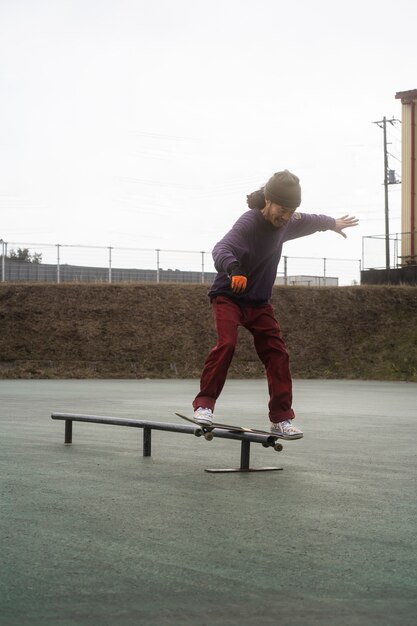 Jugendliche beim Skateboarden in Japan
