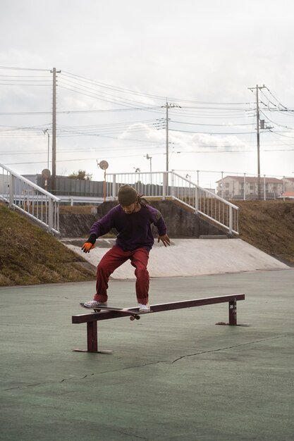 Jugendliche beim Skateboarden in Japan