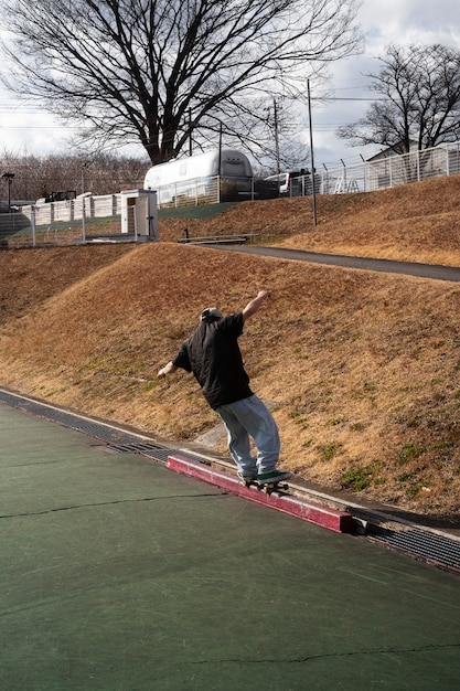 Jugendliche beim Skateboarden in Japan