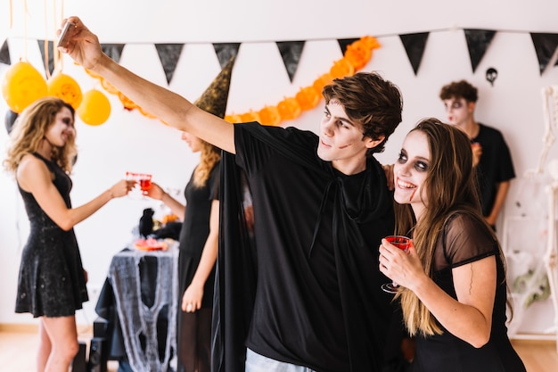 Jugendliche, die selfie an Halloween-Party tun