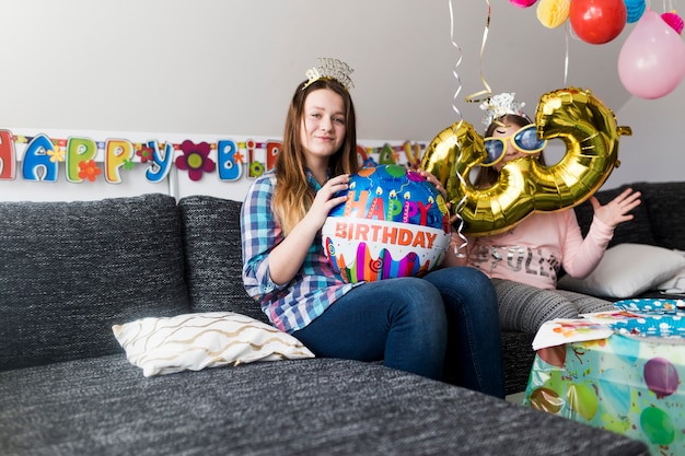 Kostenloses Foto jugendliche mit ballonen auf geburtstagsfeier