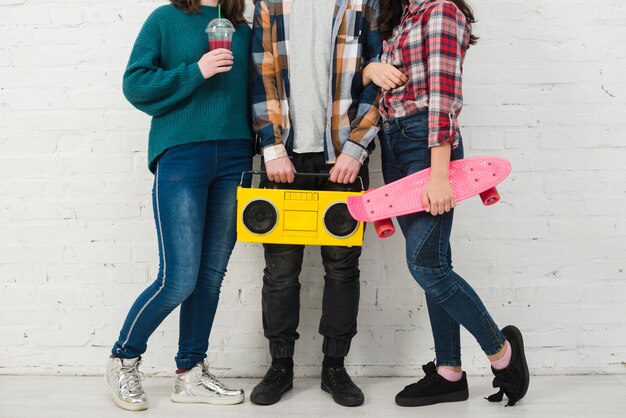 Jugendliche mit Skate und Radio