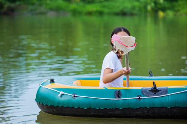 Jugendliche sammeln Müll im Fluss, Konzept des Nationalen Jugendtages und des Weltumwelttags.