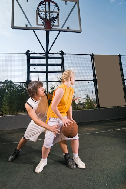 Jugendliche spielen basketball