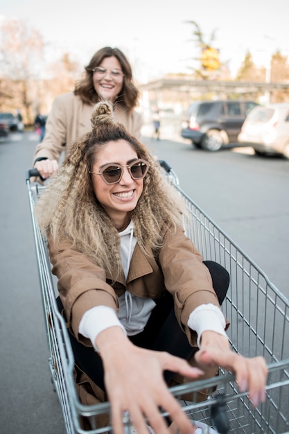 Jugendliche spielen mit Einkaufswagen