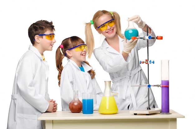 Jugendliche und Chemielehrer beim Experimentieren