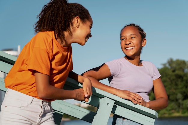 Jugendliche verbringen im Sommer Zeit miteinander