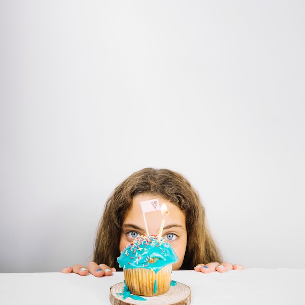 Jugendlicher, der kleinen Kuchen betrachtet