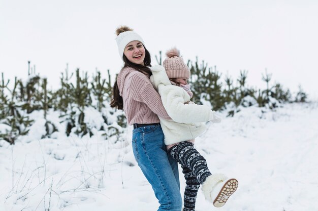 Jugendlicher, der mit Schwester spielt