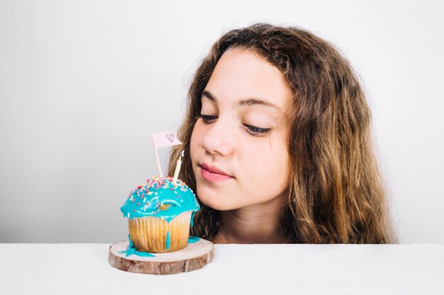 Jugendlicher, der Muffin betrachtet