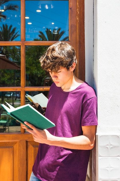 Jugendlicher, der nahe Tür liest