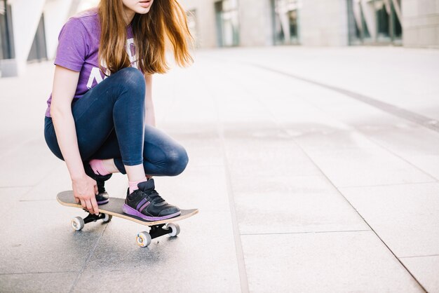 Jugendlicher, der versucht, Skateboard zu reiten