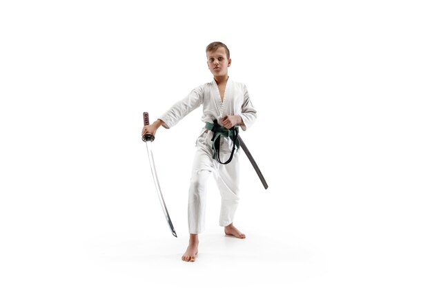 Jugendlicher Junge, der am Aikido-Training in der Kampfkunstschule kämpft